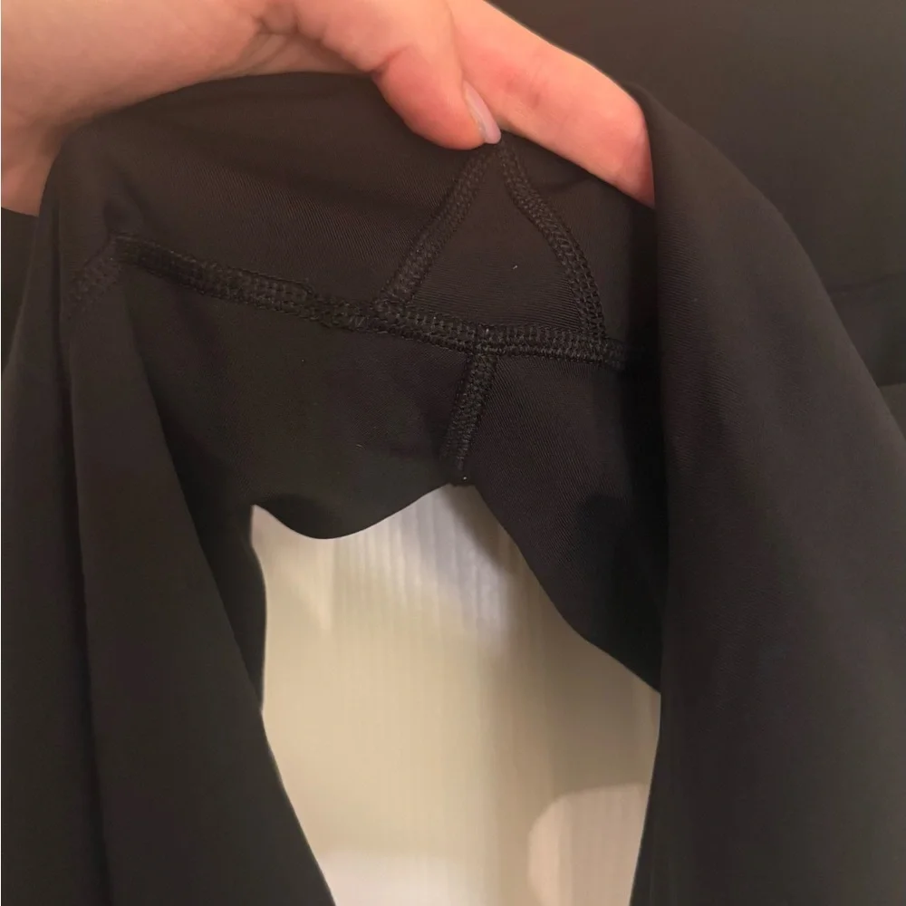 Old navy Active Leggings with Pockets - Picture 2 of 3